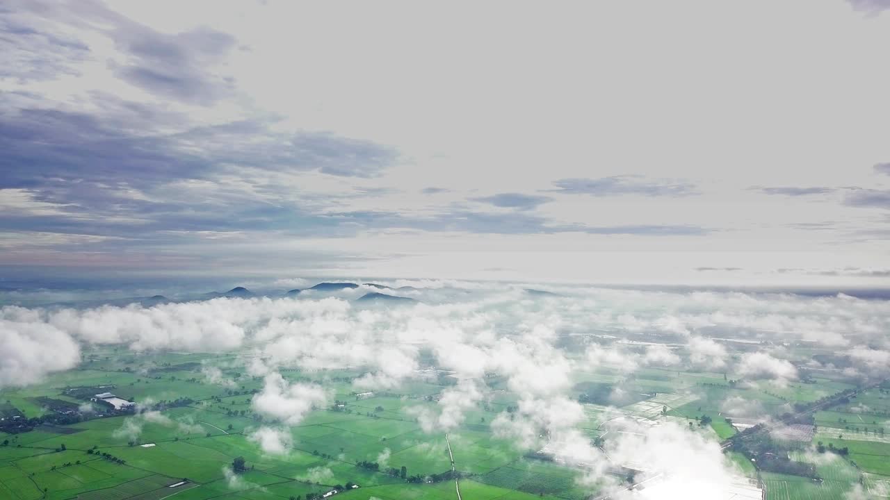 vista aérea del cielo nublado alto por encima de la tierra