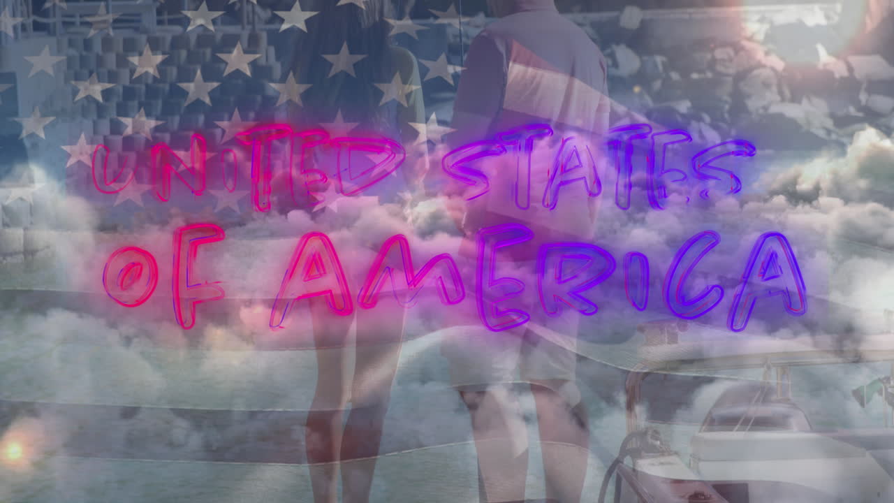 독립 텍스트와 미국  ⁇ 발을 흔드는 커플이 구름에 맞서 보트 근처에 서 있습니다.