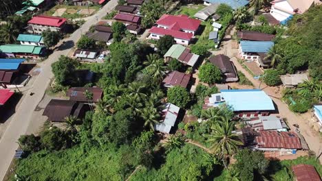 Vista-Aérea-4k-De-Una-Aldea-Rural-En-Tailandia,-Durante-El-Día