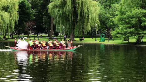 Boston-Swan-Boat-Pasando-Por-El-Estanque-Del-Jardín-Público-De-Boston