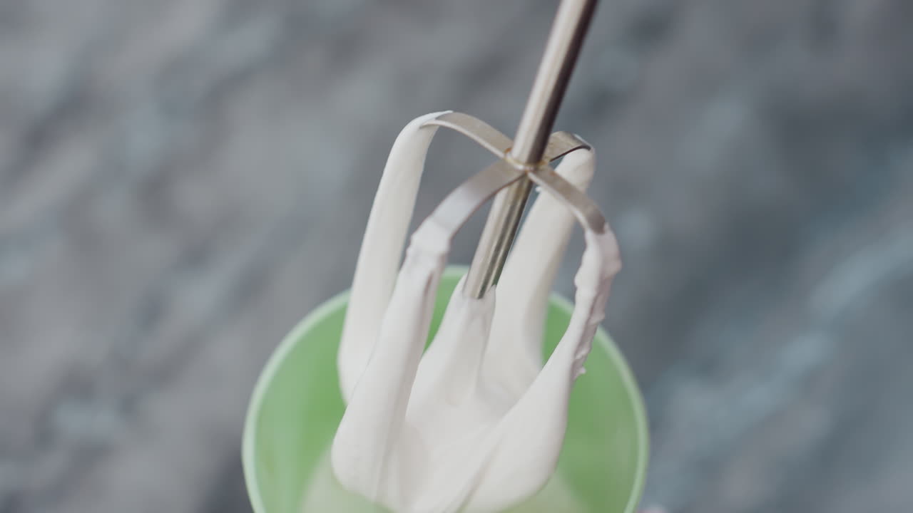 녹색 컵에 전기 손 서, 서에 두꺼운 우유를 가져오고, 음료를 준비하고, 부에서 재료를 혼합하고, 크림 음료를 만들고