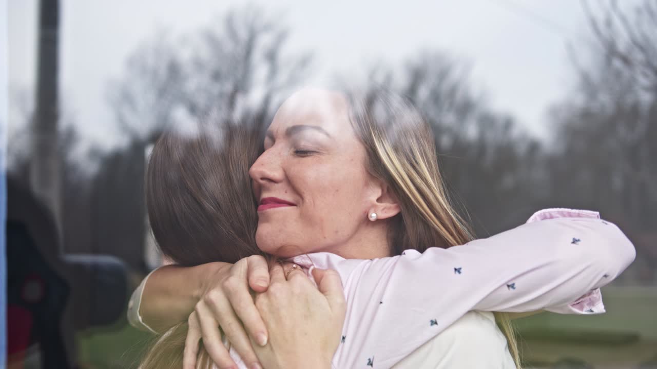 밀레니얼 세대의 lgbti 여자친구들이 격리된 집에서 안고 있습니다.