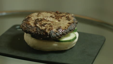 Toma-De-Enfoque-De-Preparación-De-Comida-De-Hamburguesa-Saludable