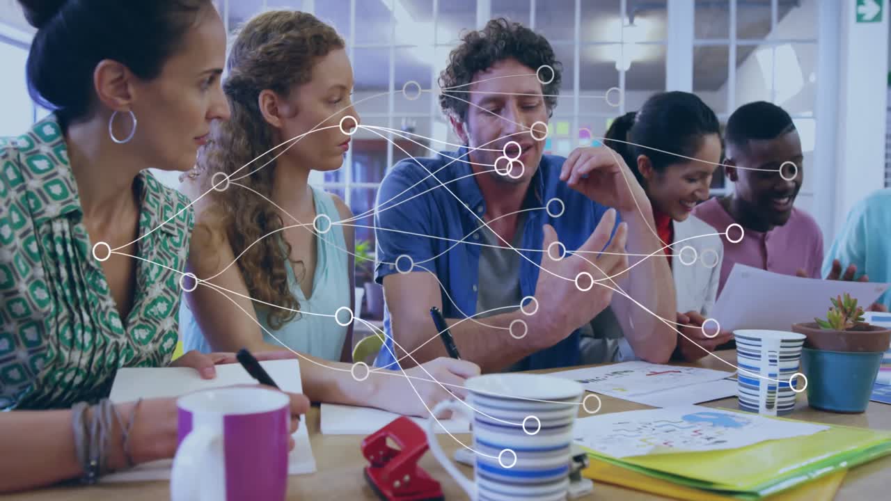 animación de puntos de conexión contra diversos colegas discutiendo juntos en la oficina.