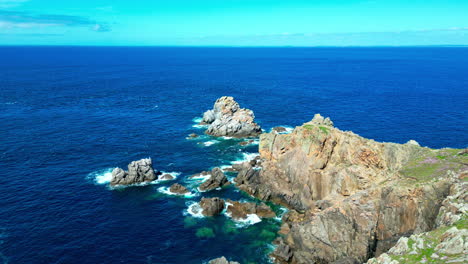 costa rocosa en bretaña, francia