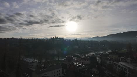 Timelapse-De-Nubes-Pasando-Sobre-La-Ciudad-De-Berna-Con-Chimeneas-De-Casas-Humeantes