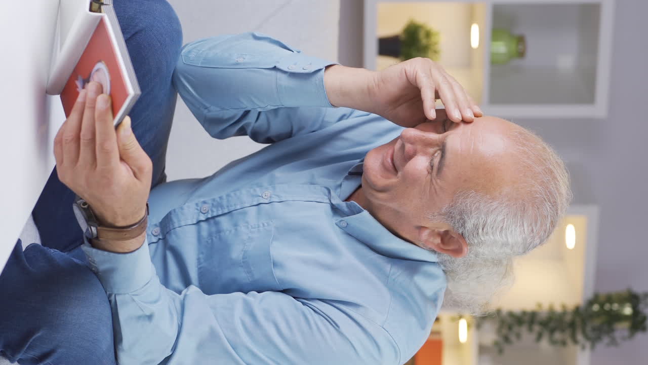 vídeo vertical del anciano anhelante.