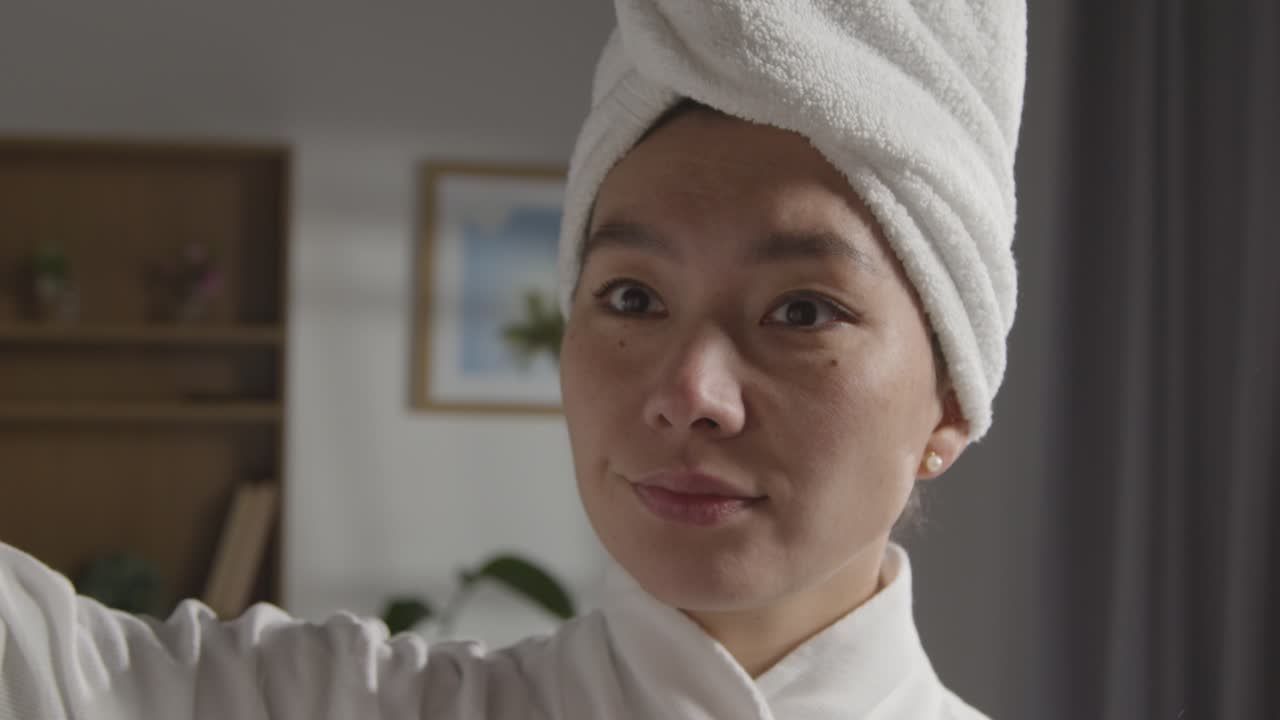 취직 면접을 위해 옷장에서 비즈니스 정장을 선택하는 샤워를 마치고 집에 있는 젊은 여성 1