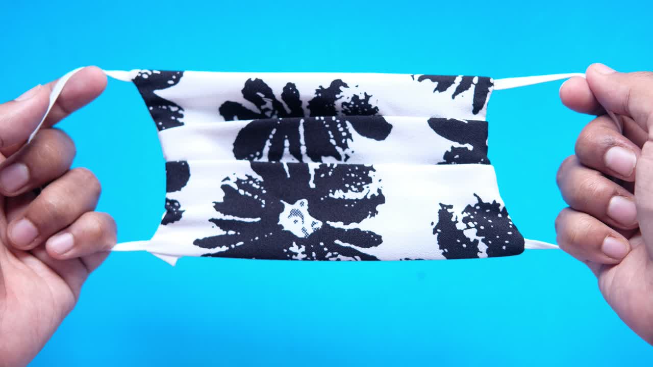 꽃 가면 을 들고 있는 여자