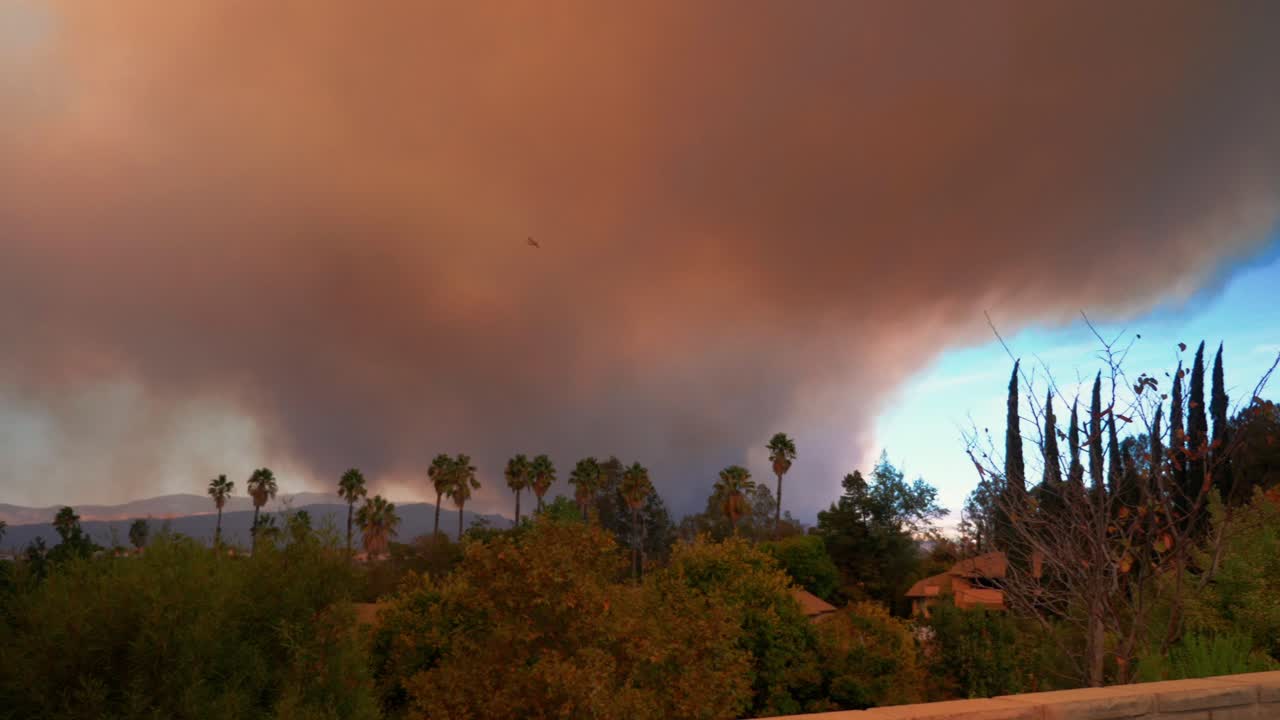 캘리포니아주 산타 클라리타에서 진드기에 물을 버리는 비행기 유조선