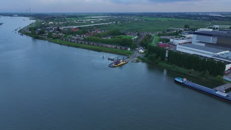 El-Majestuoso-Río-Lek-En-Kinderdijk,-Holanda-Del-Sur,-Países-Bajos