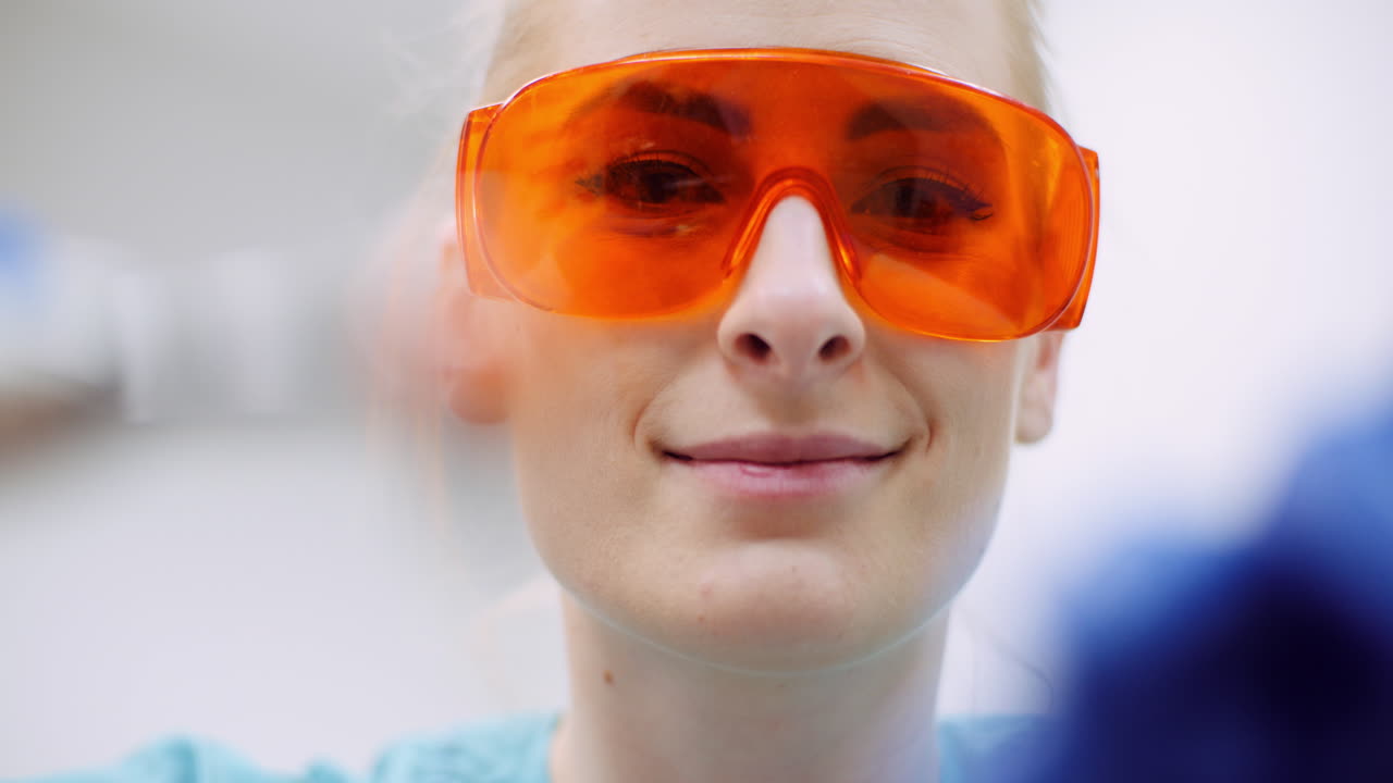 의료 클리닉 2에서 수술 중 uv 경화제를 사용하는 치과 의사