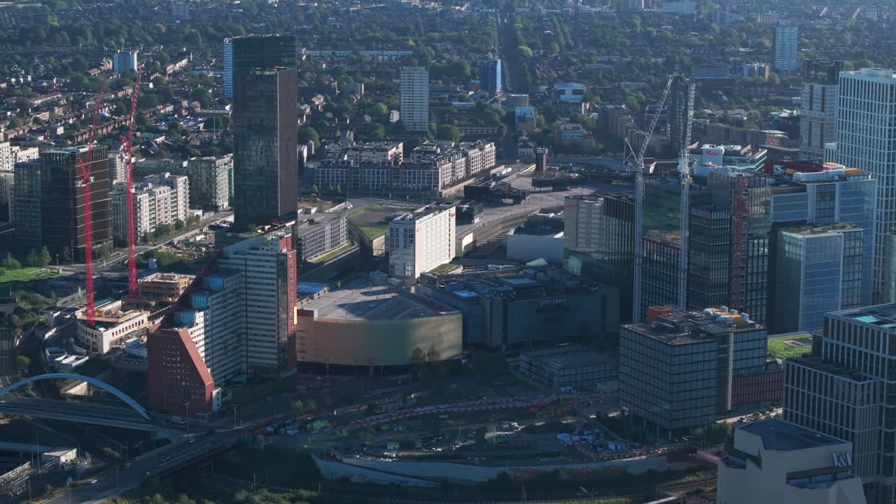 스트래트포드 국제 역의 긴 공중 슬라이더  ⁇