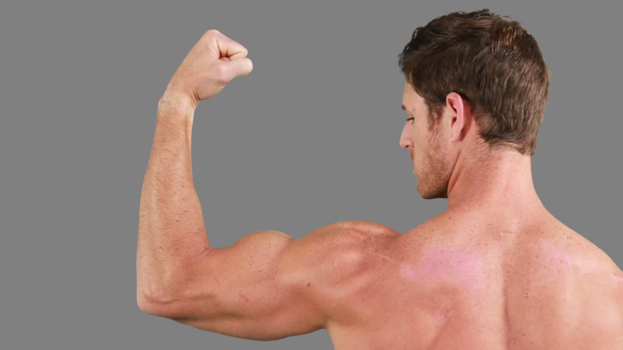 hombre musculoso flexionando sus músculos