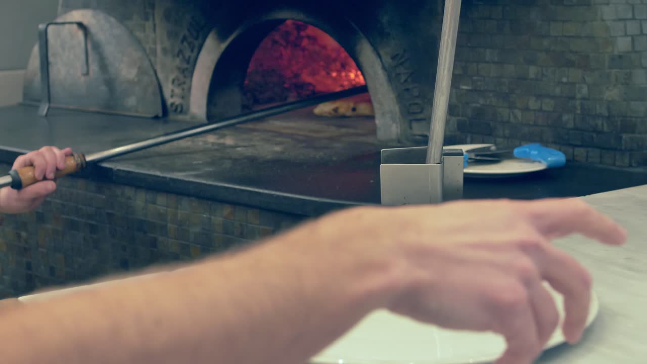 cocinar sacando la pizza del horno y colocándola en un plato