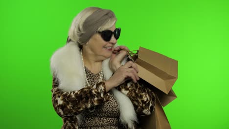 anciana abuela elegante. mujer caucásica después de una exitosa compra en línea