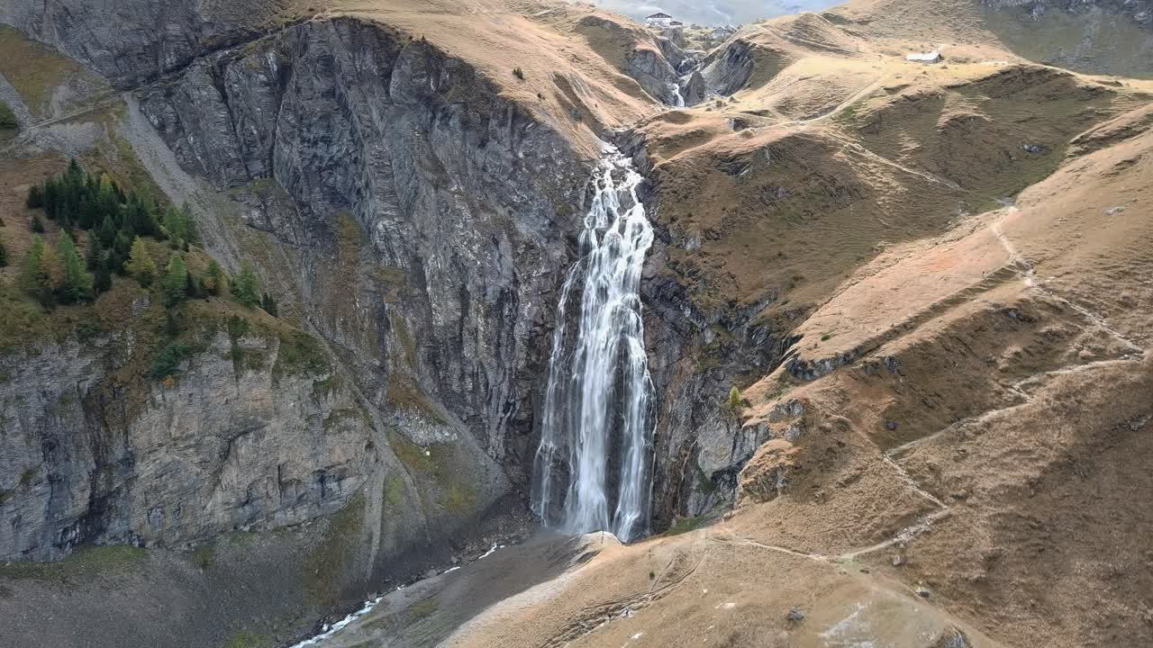 Filmato drone delle cascate di Engstligen (Engstligenfälle) ad Adelboden, Altopiano Bernese, Svizzera