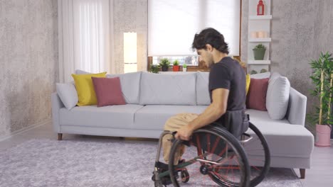 Die-Müde-Behinderte-Person-Steigt-Aus-Dem-Rollstuhl-Und-Legt-Sich-Auf-Den-Sitz.