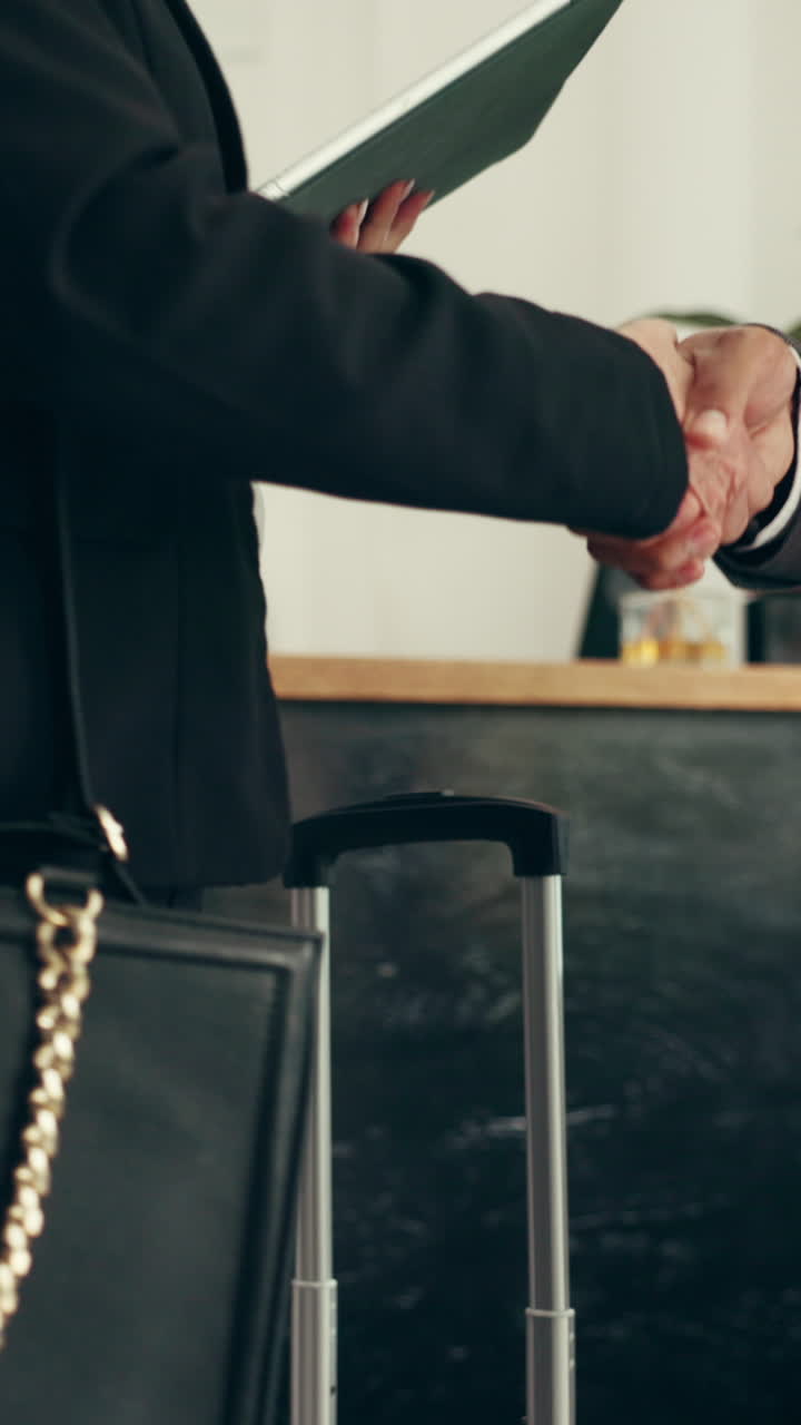 Donna d'affari che stringe la mano a un collega alla reception dell'hotel