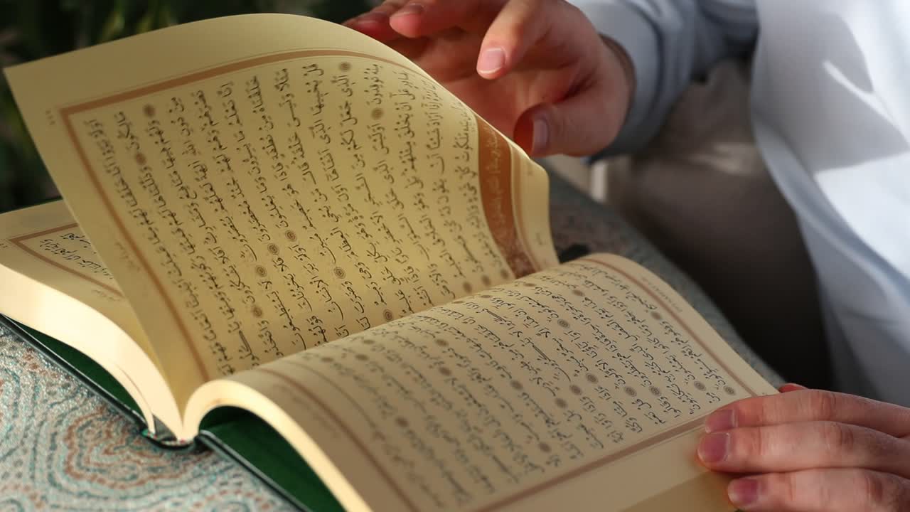 모스크에서 꾸란 읽기 1