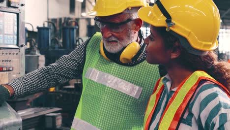 Grupo-De-Trabajadores-De-Fábrica-Que-Utilizan-Equipos-De-Maquinaria-En-Taller-De-Fábrica