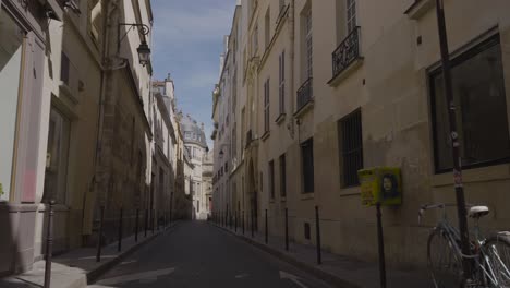 el distrito de marais de parís, francia, lleno de tiendas, bares y restaurantes.