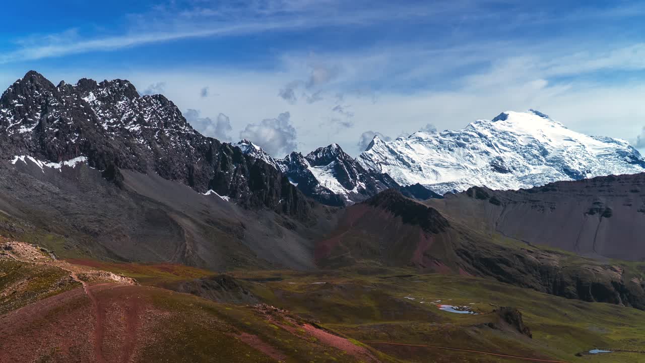 Time lapse del ghiacciaio Ausangate in Perù (Perú), Ande peruviane, Nevado Auzangate, Rainbow Mountain, Vinicunca, Vilcanota, regione di Cusco, mattina, cieli azzurri, movimento delle nuvole, Hatun Ritty, stagione secca delle piogge, zoom in