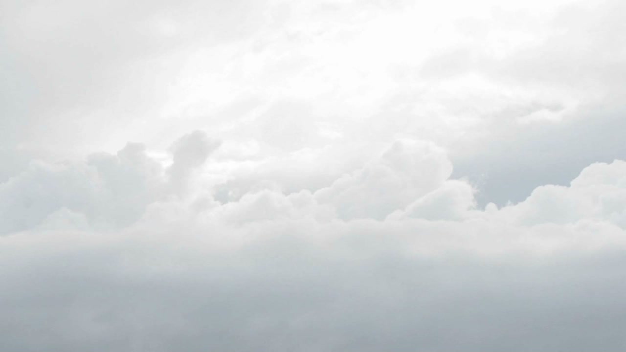 빠르게 움직이는 흰색과 회색 구름의 시간 경과