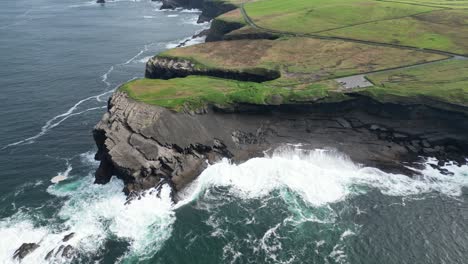 Olas-Del-Océano-Rompiendo-A-Lo-Largo-De-Salvajes-Y-Espectaculares-Acantilados-De-Kilkee,-Condado-De-Clare-En-Irlanda