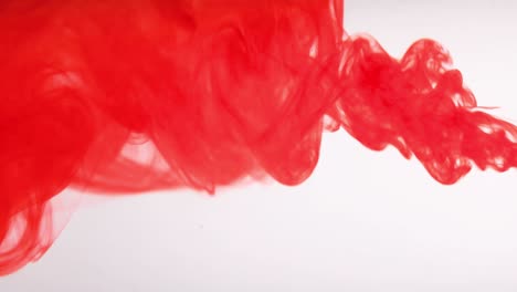 la pintura de color rojo cae en el agua, la gota de tinta roja cae sobre el agua la tinta de color, imágenes de 4k,