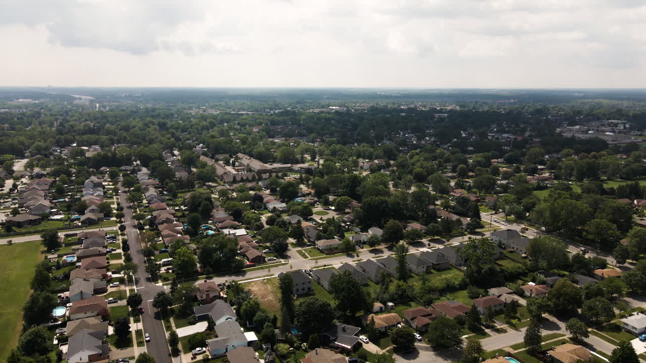 sobrevuelo aéreo barrio suburbano rural en welland, ontario en canadá durante la luz del sol
