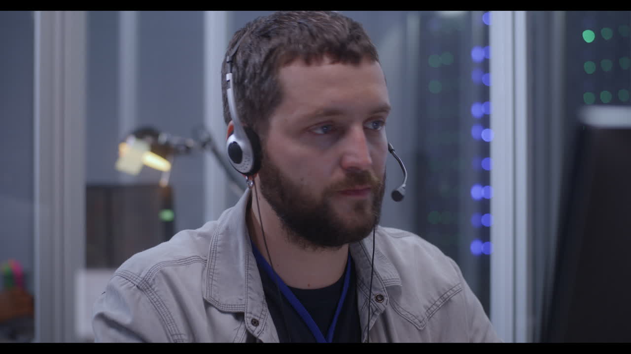 hombre trabajando en un centro de llamadas