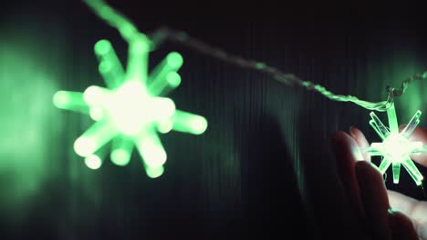 las luces de navidad de la estrella verde