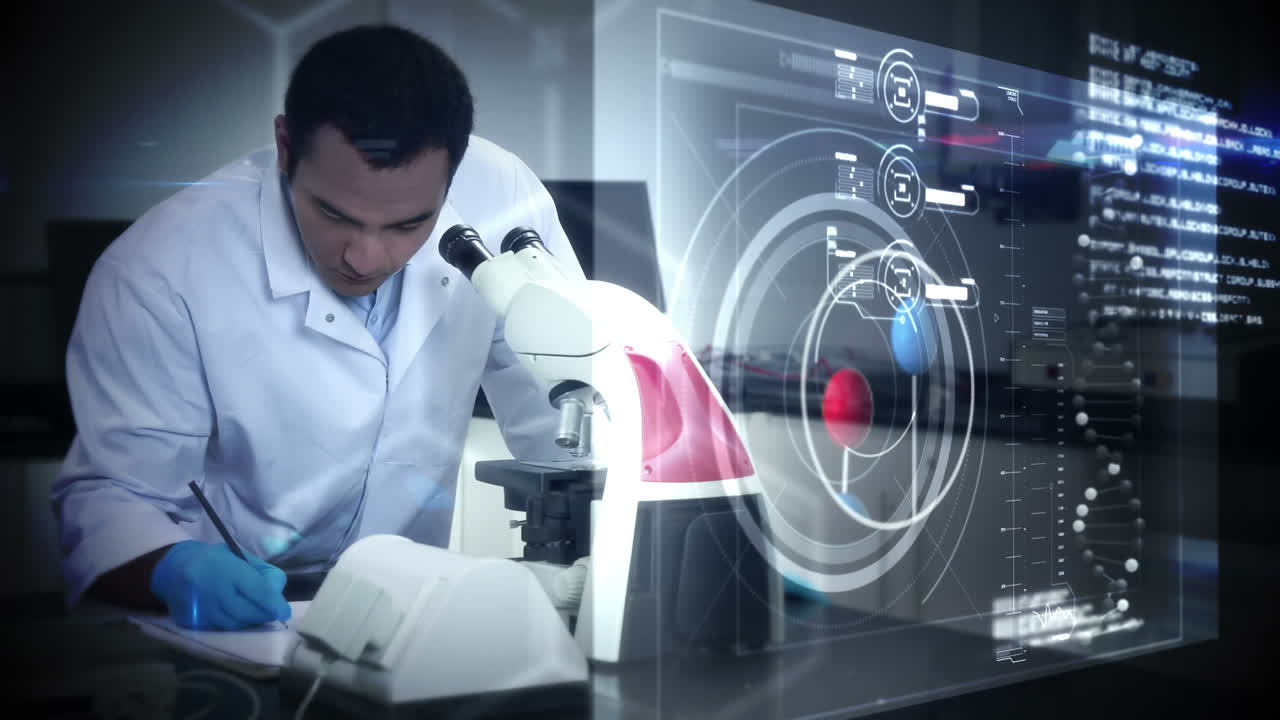 científico mirando bajo un microscopio