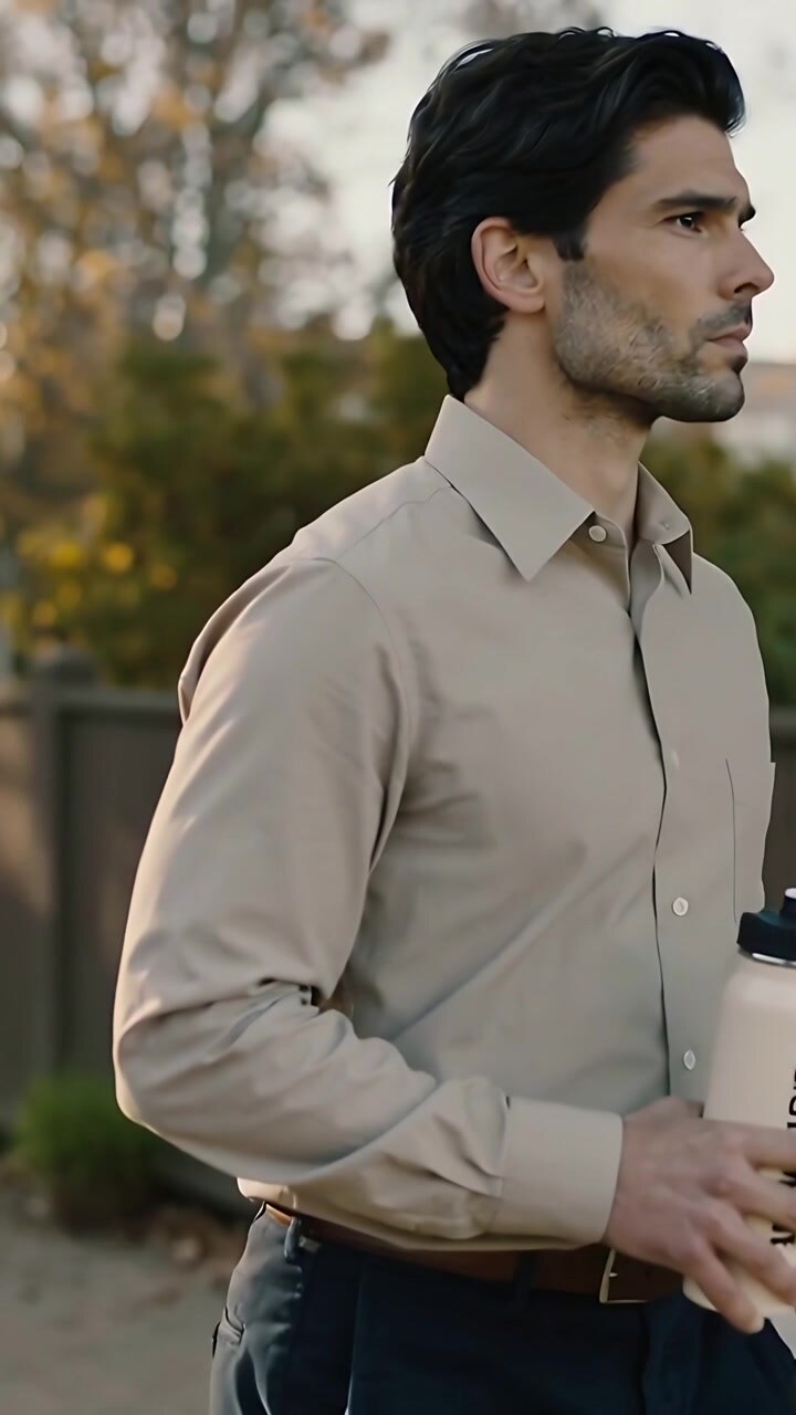 Video verticale: Apre gli occhi, uomo con camicia color cuoio che tiene una bottiglia, girando a destra per guardare nel cortile.