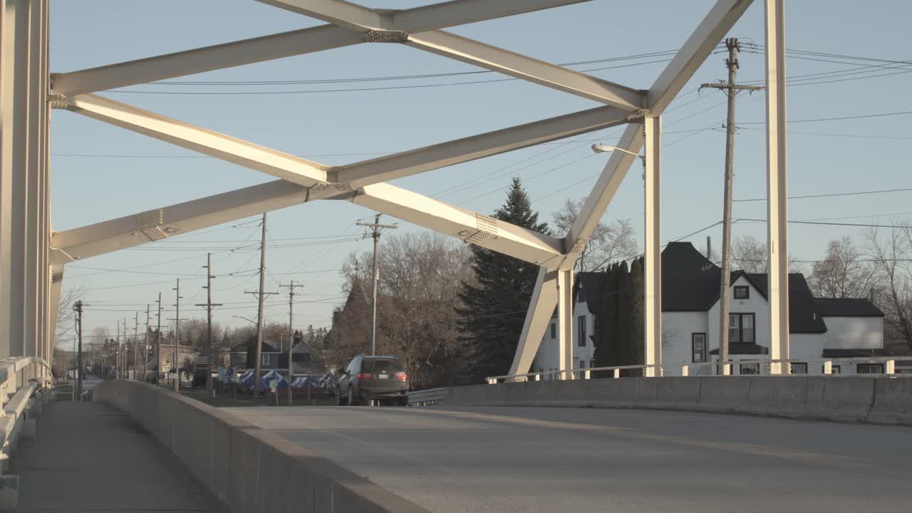 coche conduciendo sobre un antiguo puente de acero a lo largo de la avenida portage en sault st.