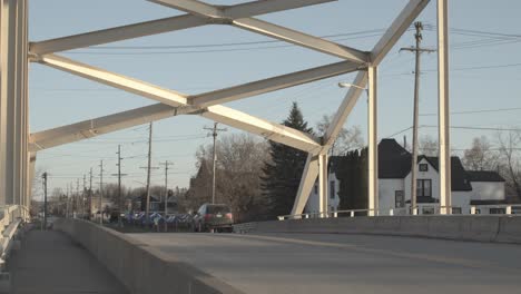 Auto-Fährt-über-Antike-Stahlfachwerkbrücke-Entlang-Der-Portage-Avenue-In-Sault-St