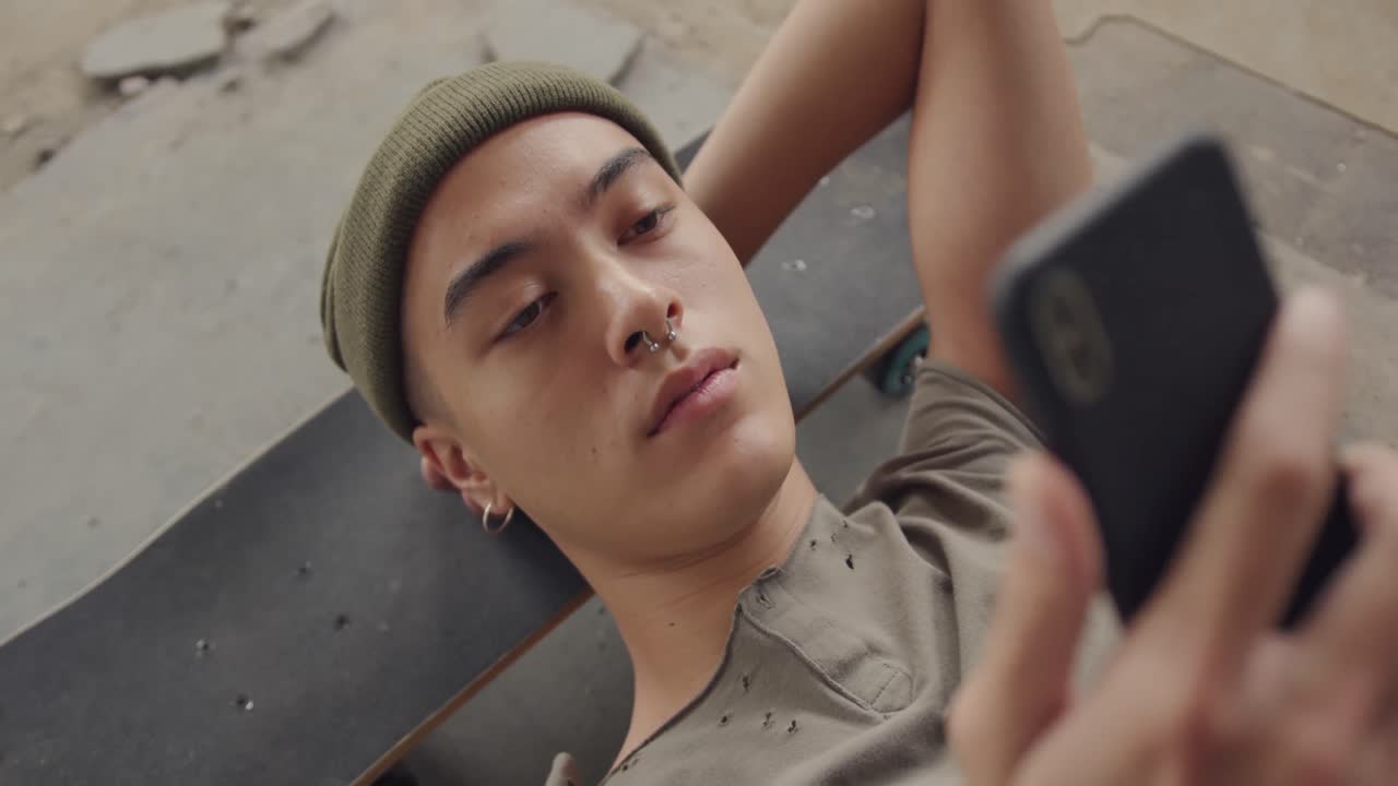 버려진 창고에 있는 멋진 젊은 남자