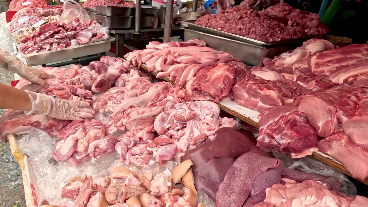 mani che organizzano vari tagli di carne cruda