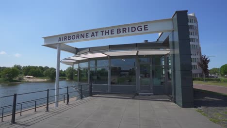 aerotransportado en el puente museo de la segunda guerra mundial en arnhem, países bajos