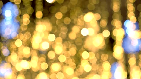 las luces doradas de navidad de primer plano difuminan el fondo.