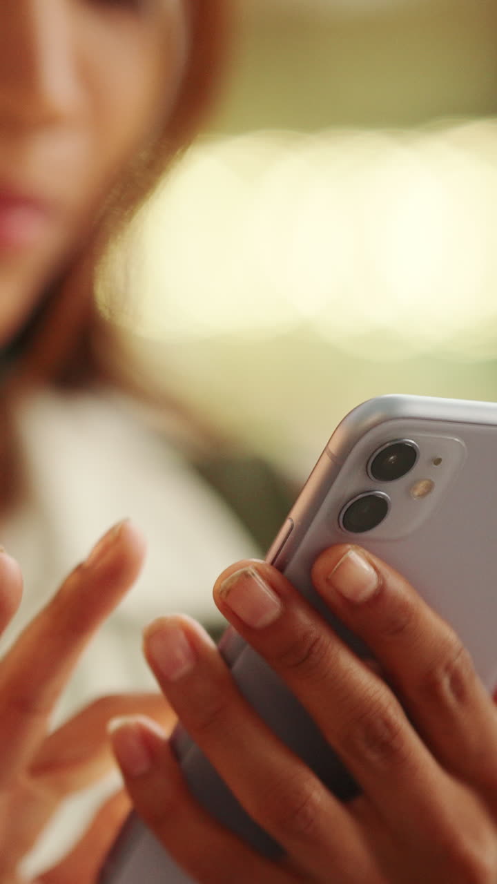 Persona che utilizza uno smartphone