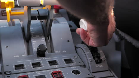 Flugkapitän-ändert-Die-Klappeneinstellung-Im-Flugzeugcockpit-Aus-Nächster-Nähe