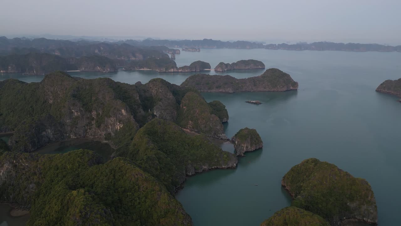 tomada de avión no tripulado de acantilados dentados y paisajes épicos en cat ba y la bahía de halong en el norte de vietnam