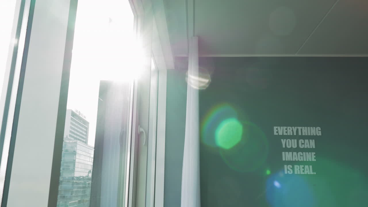 사진작가 가 창문 을 통해 도시 를 촬영 하고 있다