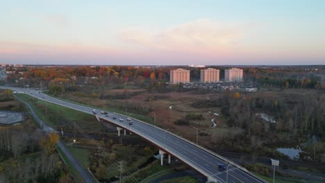 antena sobre una carretera de la ciudad durante la temporada de otoño