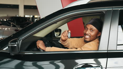 hombre feliz de comprar un coche nuevo