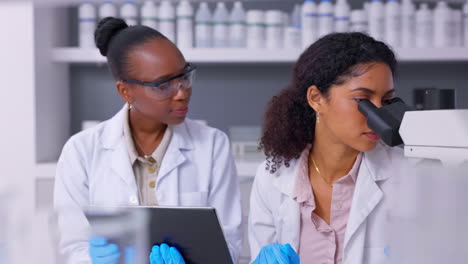 Frauen,-Wissenschaftler-Und-Tablet