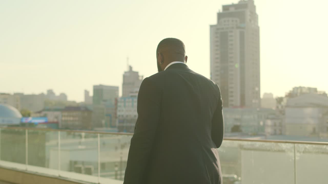 hombre de negocios usando un teléfono inteligente en la calle moderna. empleado enviando mensajes de texto por teléfono al aire libre