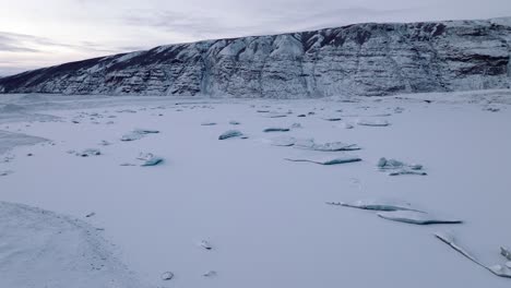 Vista-Aérea-Del-Paisaje-Sobre-El-Iceberg-Congelado-Dentro-Del-Glaciar-Skaftafellsjokull-Cubierto-De-Nieve,-Islandia,-Al-Atardecer